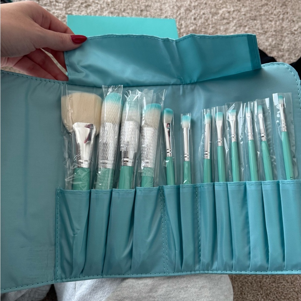 T&Co branded makeup brush set